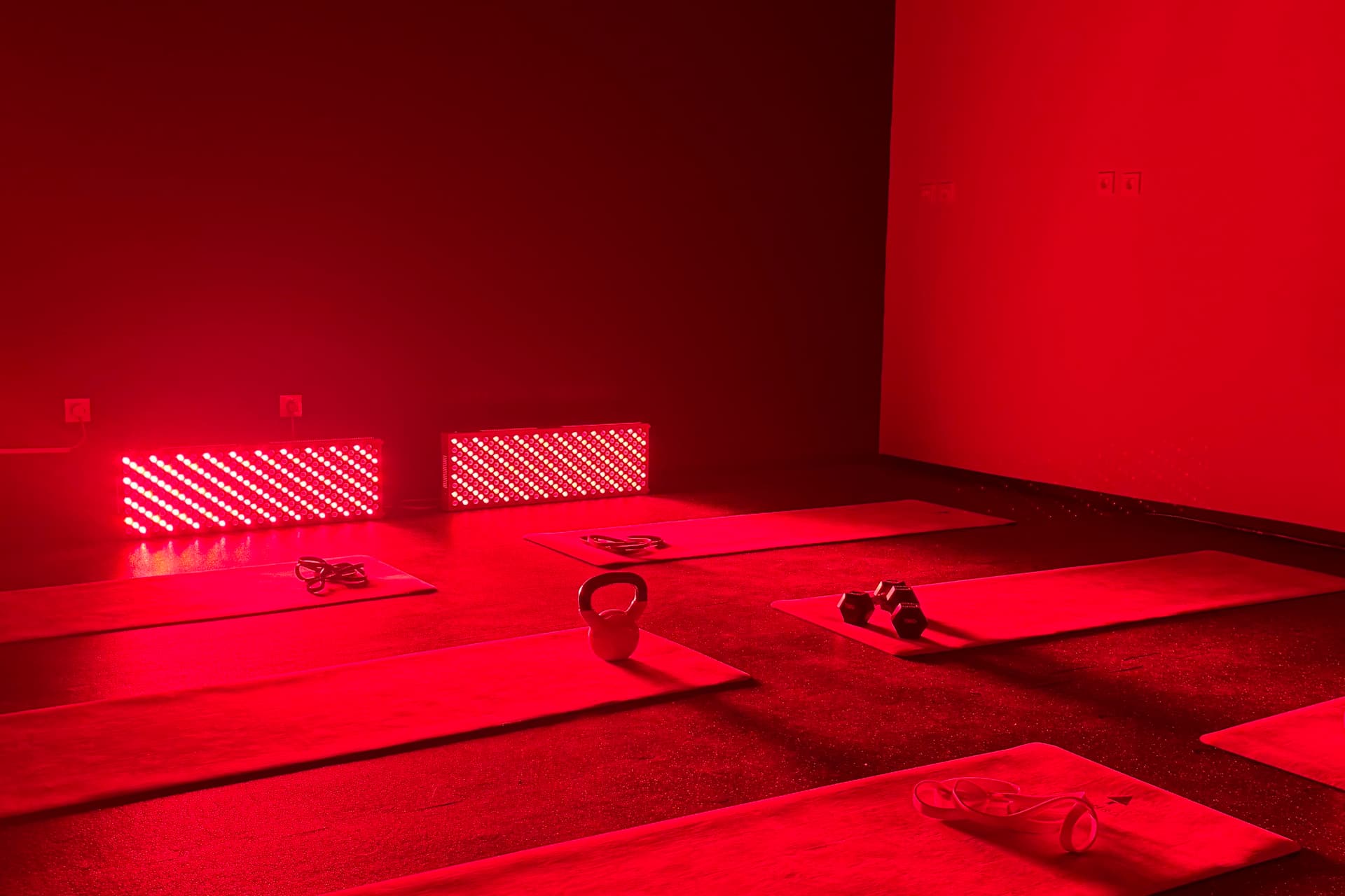 Sala za grupni trening u Likariji osvijetljena red light panelima